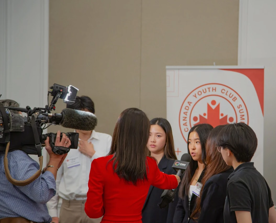 学生接受 OMNI Television 采访