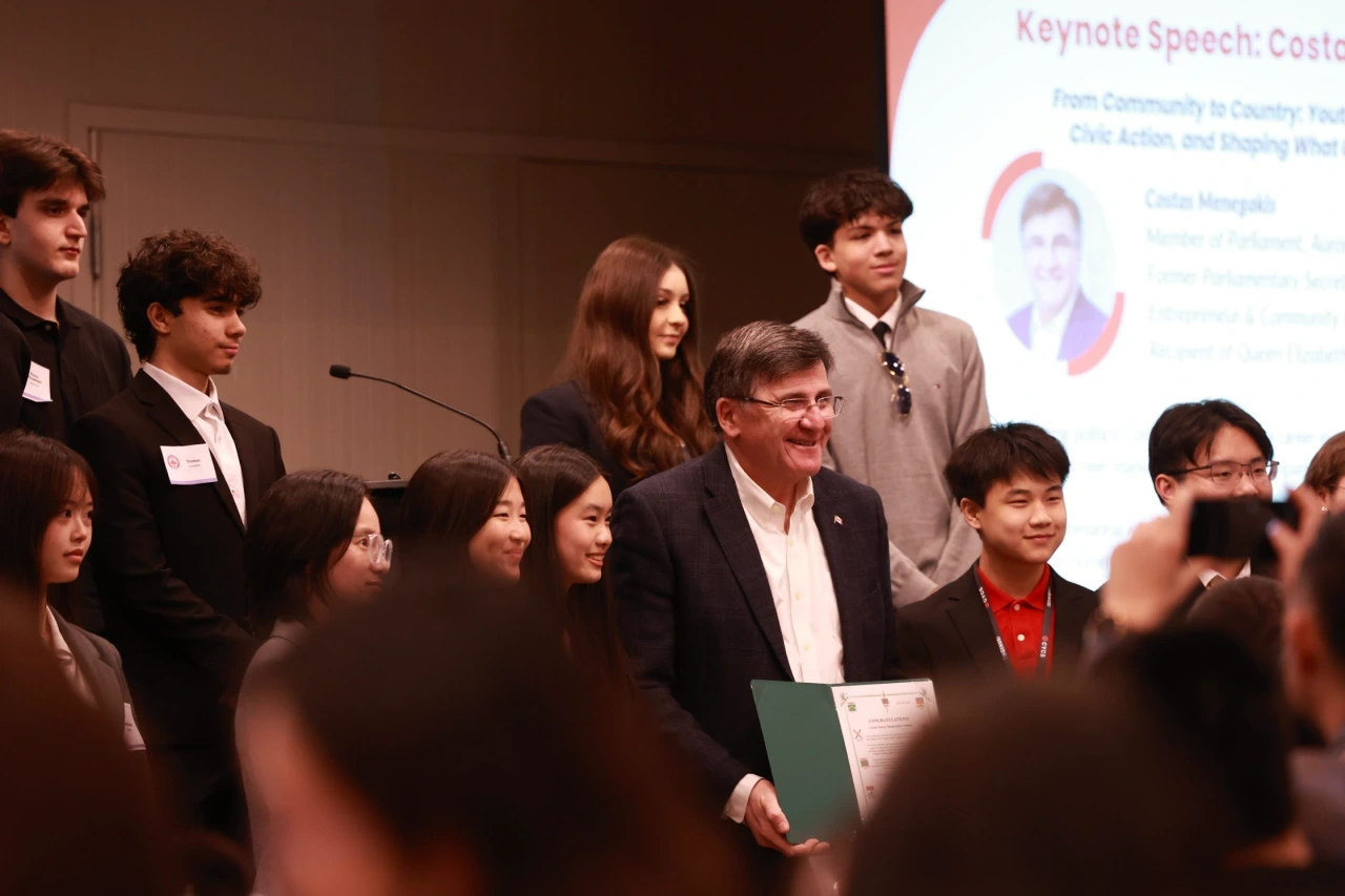 国会议员 Costas Menegakis 与学生领袖